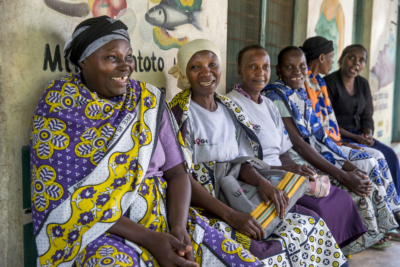 Mulher sendo examinada para câncer cervical, na clínica rural de Kwale. Esta iniciativa é apoiada por DSW (Fundação Alemã para a População Mundial), uma organização internacional de desenvolvimento e defesa com foco em alcançar o acesso universal à saúde e direitos sexuais e reprodutivos.